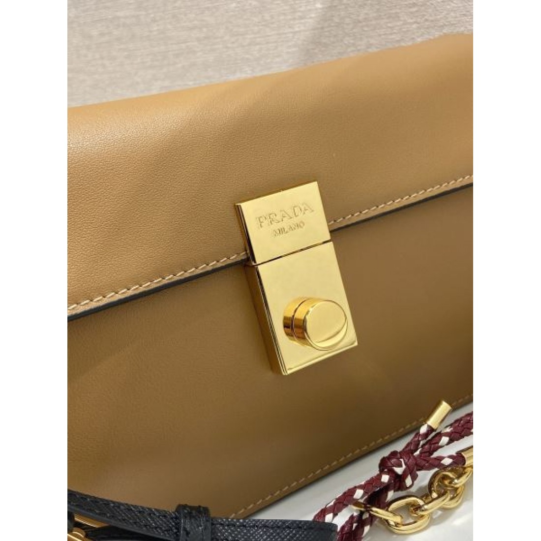 フラップバッグ マルチストラップ 売れ筋候補 PRADA プラダ コピー バッグ ゴールド金具 上品カジュアル