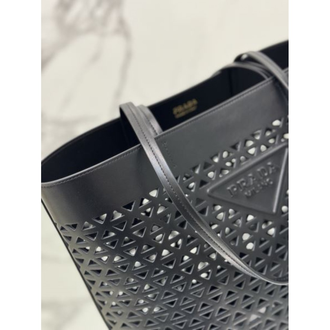 おしゃれ シンプル 高品質な PRADA プラダ コピー トートバッグ 実用的 エレガント 洗練された