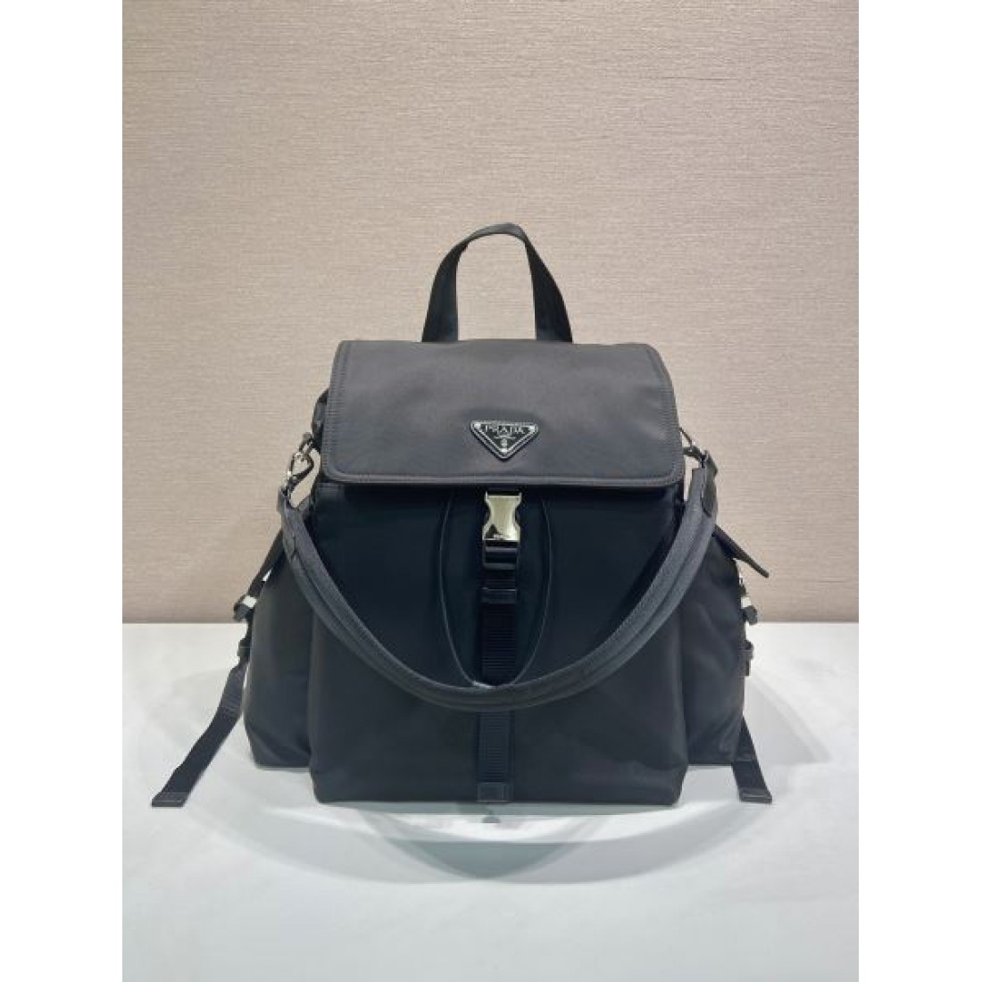シンプル モダン 上質な PRADA プラダ コピー バックパック 使いやすい 快適 おしゃれ