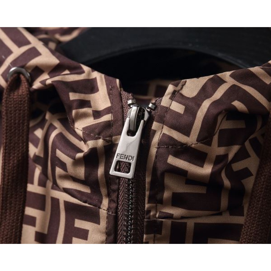 モノグラムパターン ウインドブレーカー フーデッドブルゾン 軽量ナイロンライク FENDI フェンディ コピー ブルゾン ラグジュアリーカジュアル