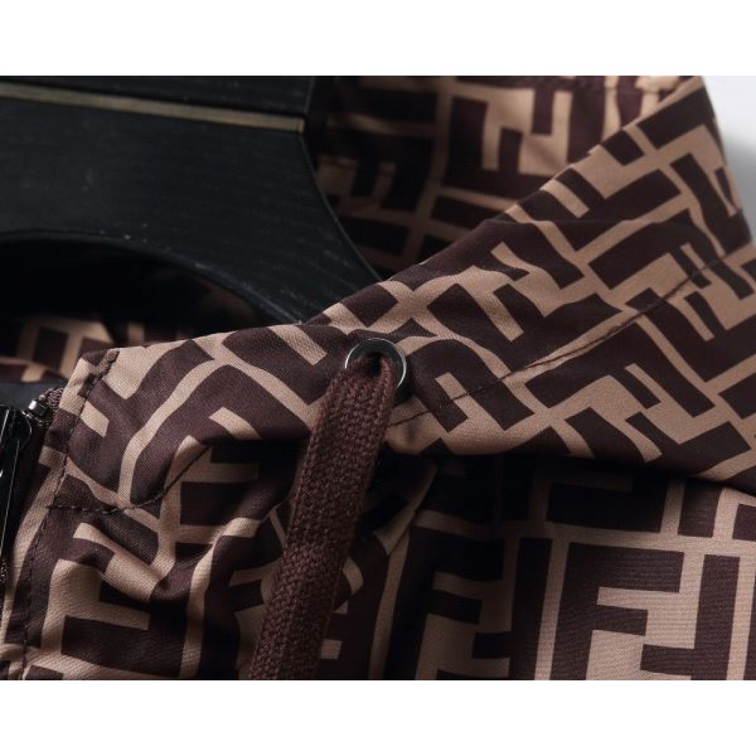 モノグラムパターン ウインドブレーカー フーデッドブルゾン 軽量ナイロンライク FENDI フェンディ コピー ブルゾン ラグジュアリーカジュアル