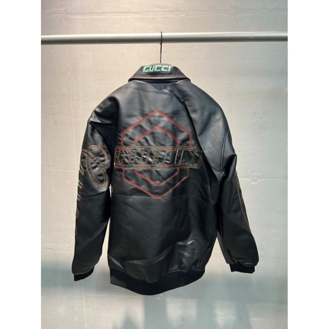 ロゴグラフィック レザーブルゾン ジップアップ アーカイブストリート GUCCI グッチ コピー ブルゾン インパクトデザイン モードアウター