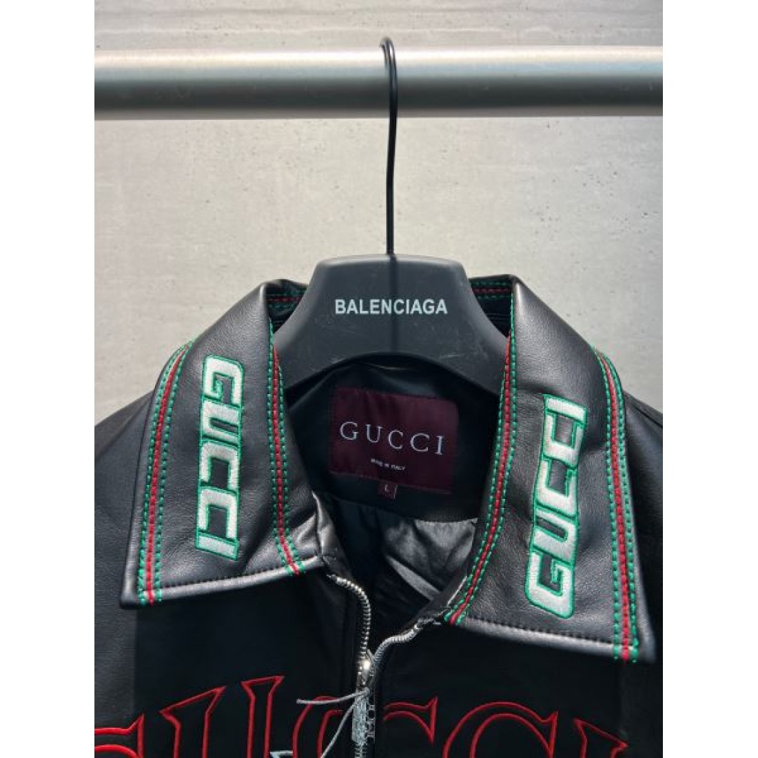 ロゴグラフィック レザーブルゾン ジップアップ アーカイブストリート GUCCI グッチ コピー ブルゾン インパクトデザイン モードアウター