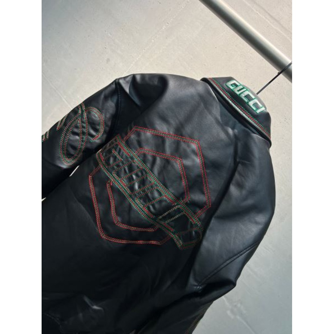 ロゴグラフィック レザーブルゾン ジップアップ アーカイブストリート GUCCI グッチ コピー ブルゾン インパクトデザイン モードアウター