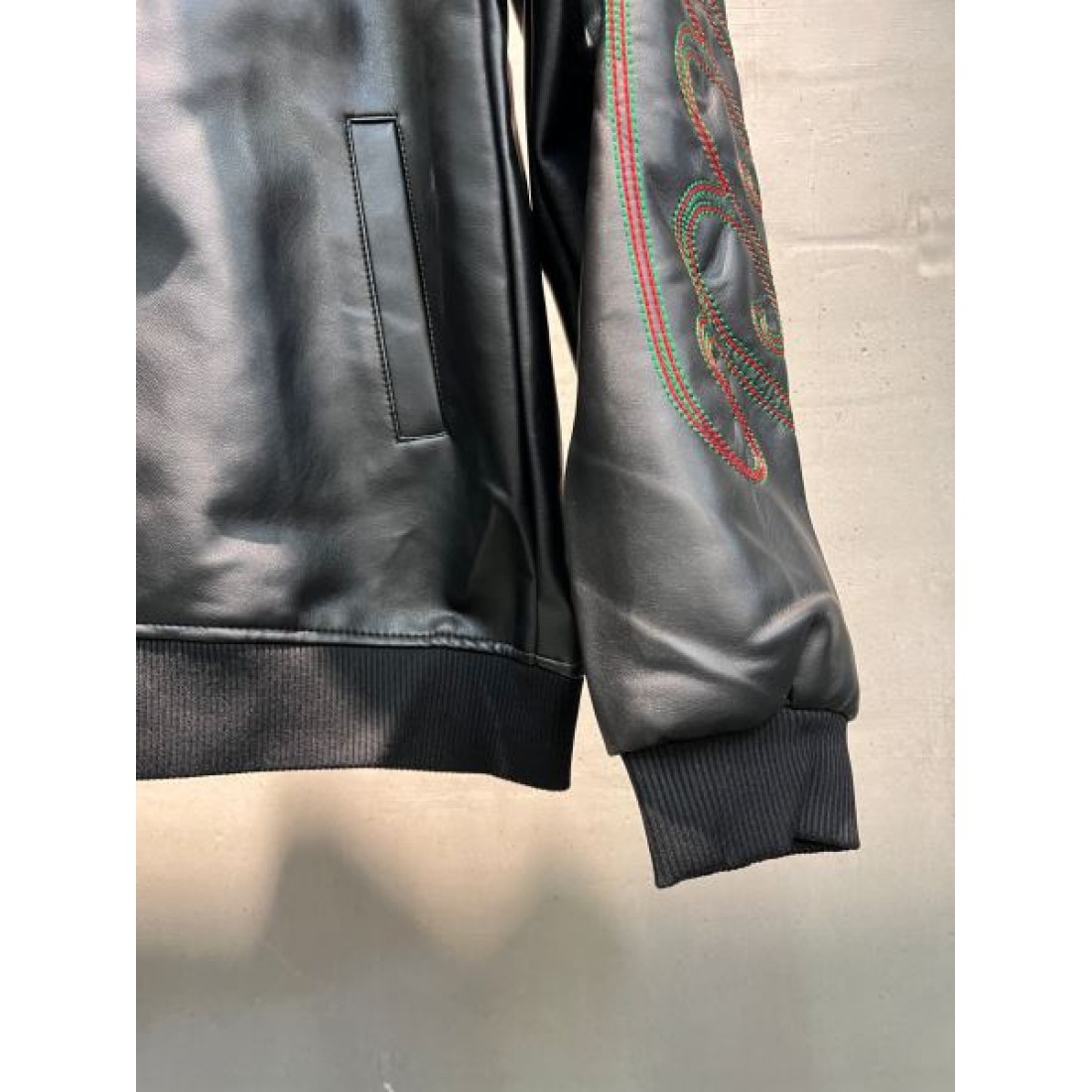 ロゴグラフィック レザーブルゾン ジップアップ アーカイブストリート GUCCI グッチ コピー ブルゾン インパクトデザイン モードアウター