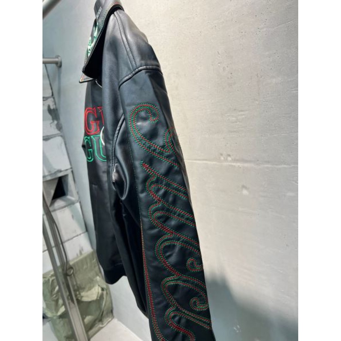 ロゴグラフィック レザーブルゾン ジップアップ アーカイブストリート GUCCI グッチ コピー ブルゾン インパクトデザイン モードアウター