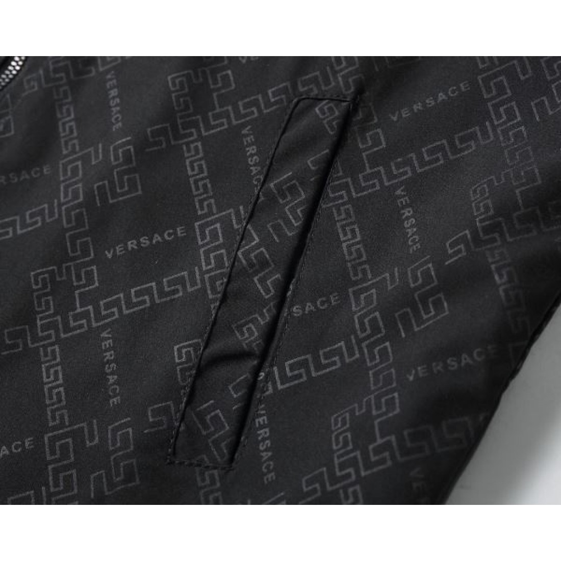 ゴージャス 魅惑 モダン VERSACE ヴェルサーチェ コピー コート エレガント 華麗 独特