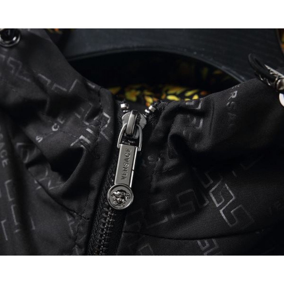 ゴージャス 魅惑 モダン VERSACE ヴェルサーチェ コピー コート エレガント 華麗 独特