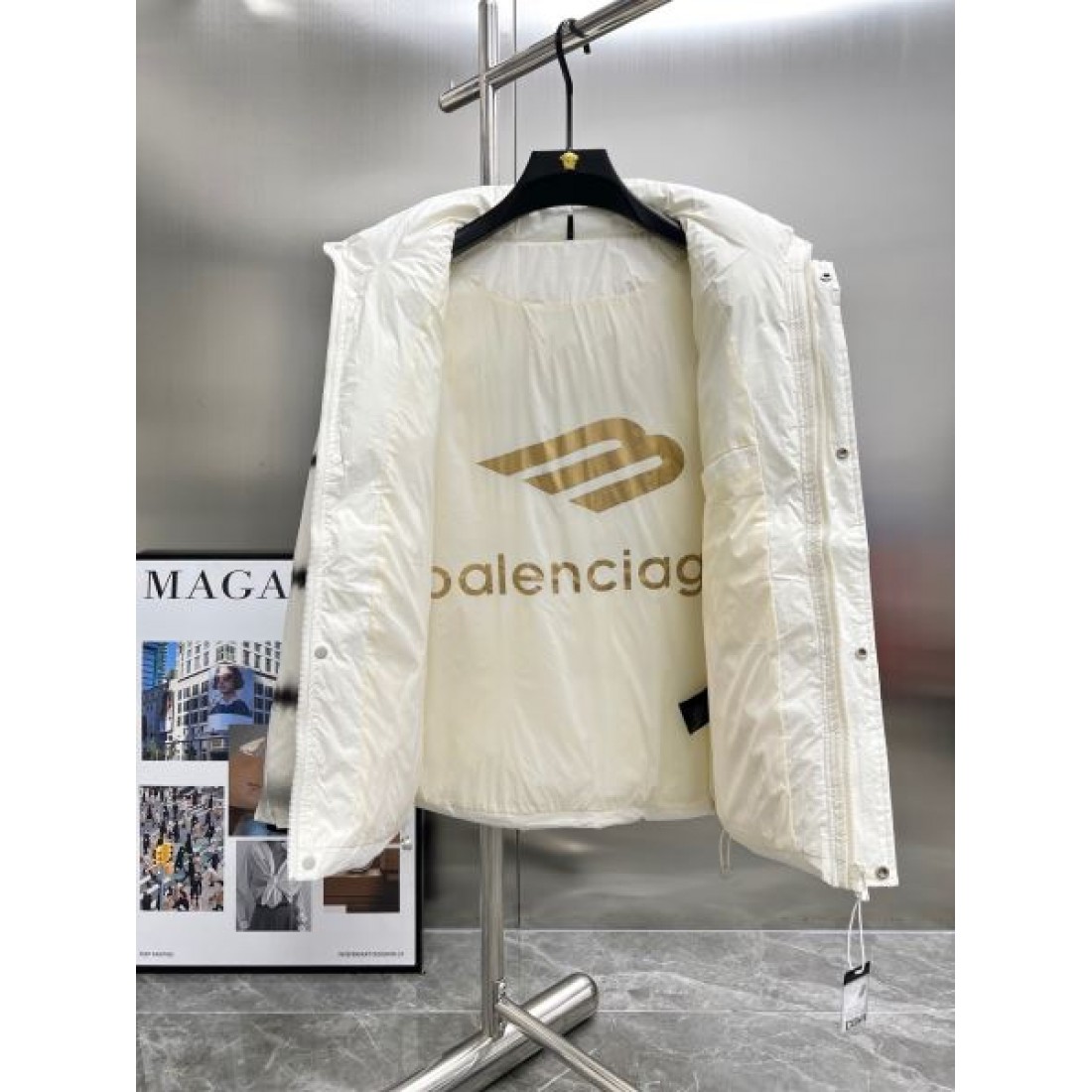 エレガント 迫力 洗練 バレンシアガ BALENCIAGA コピー ダウンジャケット モード ラグジュアリー 上品