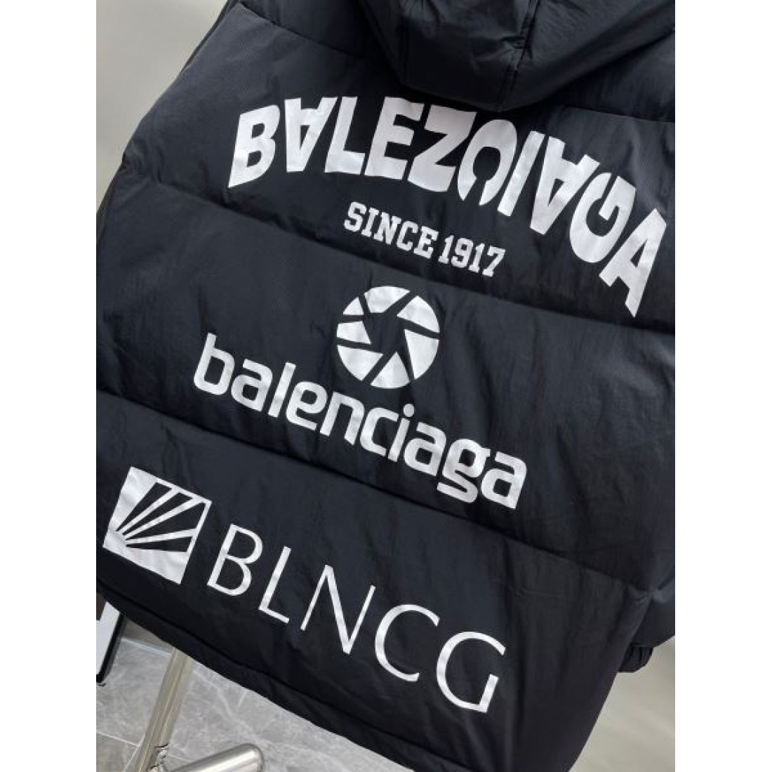 ファッショナブル モード 重厚感 バレンシアガ BALENCIAGA コピー ダウンジャケット エレガント 