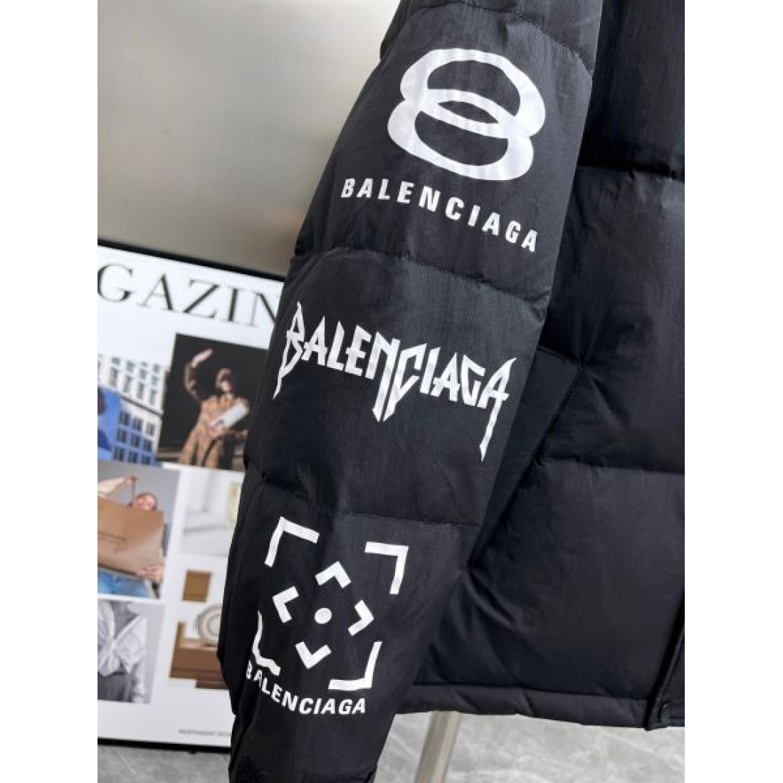 ファッショナブル モード 重厚感 バレンシアガ BALENCIAGA コピー ダウンジャケット エレガント 