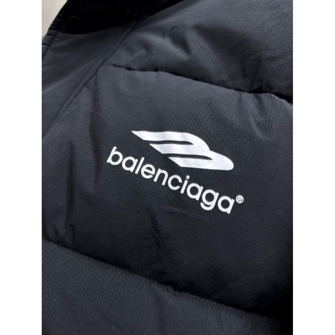 ファッショナブル モード 重厚感 バレンシアガ BALENCIAGA コピー ダウンジャケット エレガント 