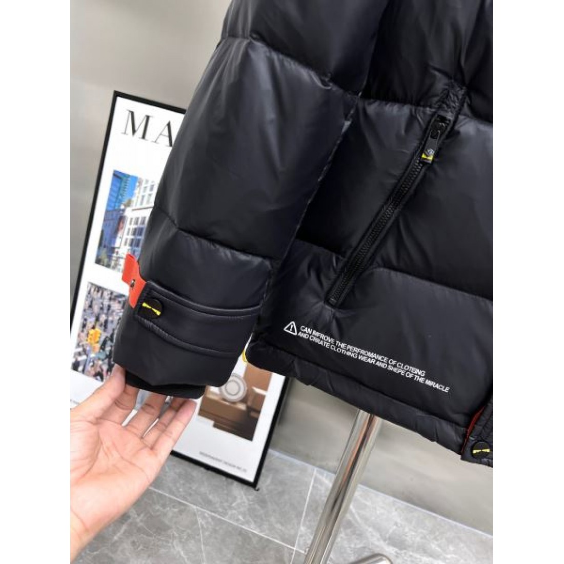 高級 スタイリッシュ 洗練 フェンディ FENDI コピー ダウンジャケット 美ライン 上品 