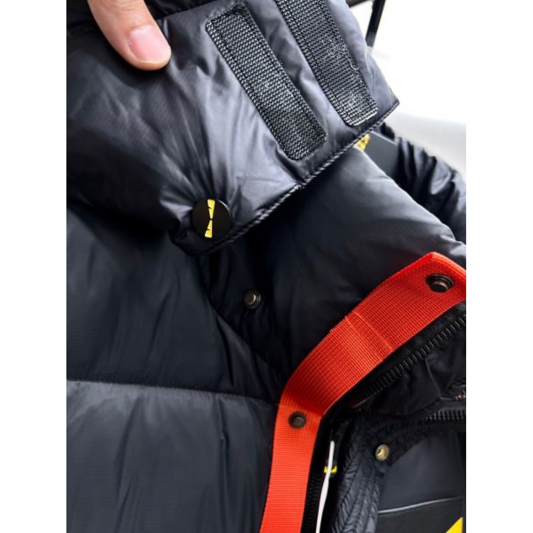 高級 スタイリッシュ 洗練 フェンディ FENDI コピー ダウンジャケット 美ライン 上品 