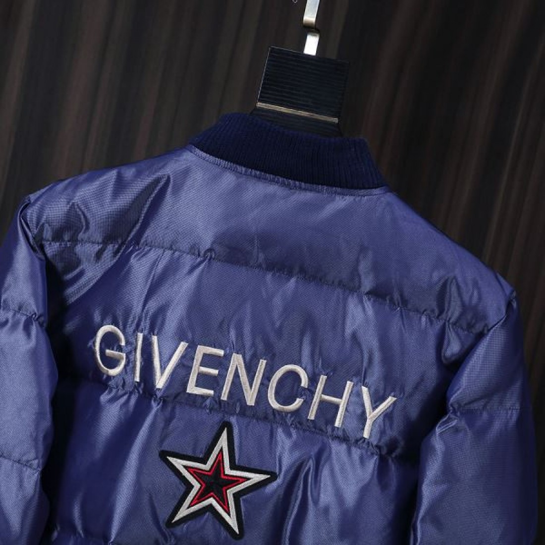 クール モダン 高品質 ジバンシィ GIVENCHY コピー ダウンジャケット エレガント 美フォルム 