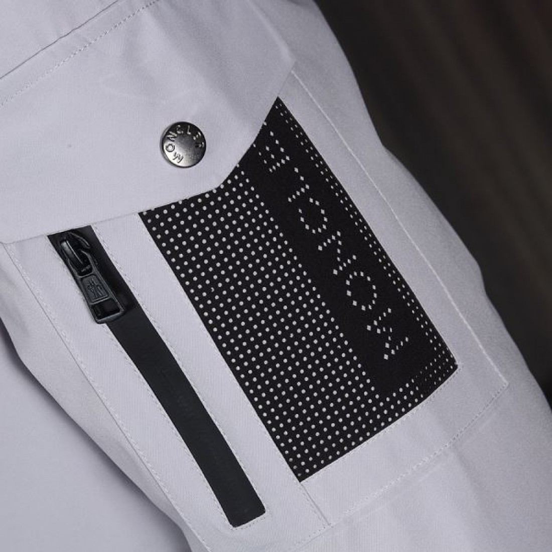 スタイリッシュ 立体感 エレガント モンクレール MONCLER コピー ダウンジャケット 保温性