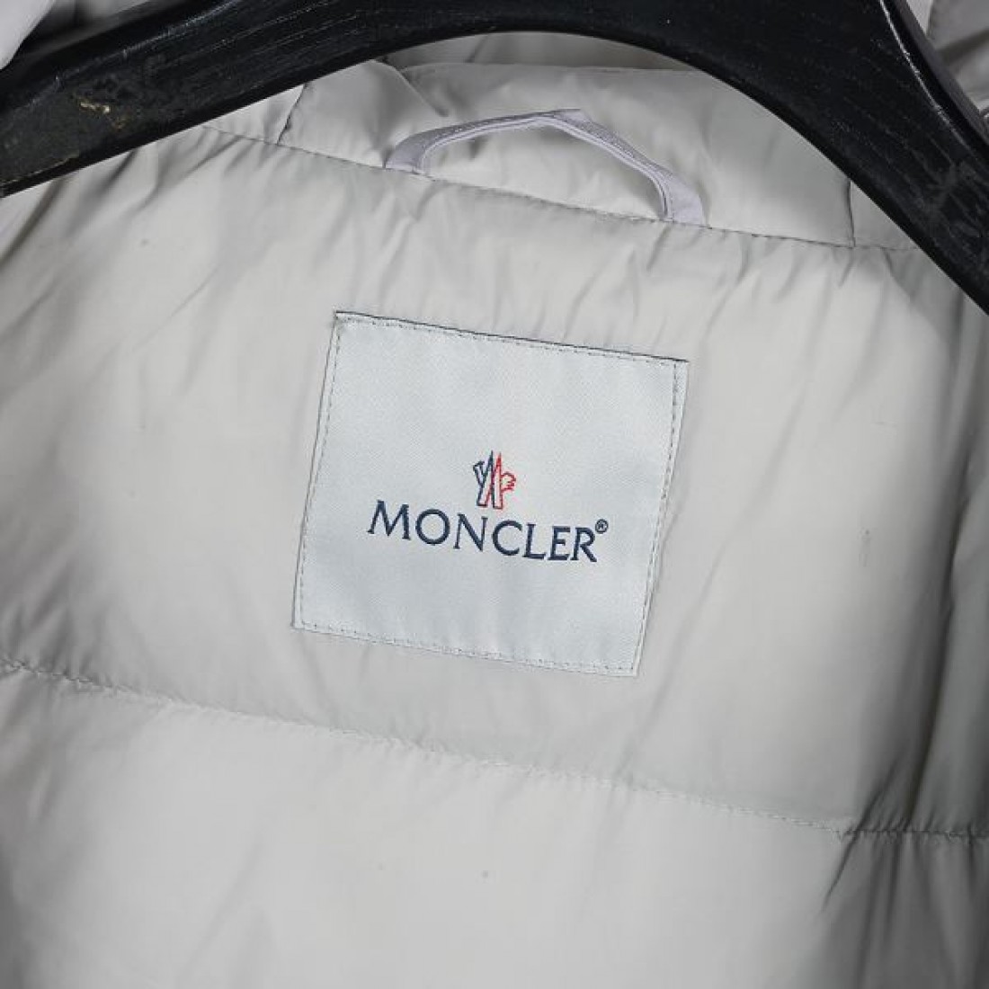 スタイリッシュ 立体感 エレガント モンクレール MONCLER コピー ダウンジャケット 保温性