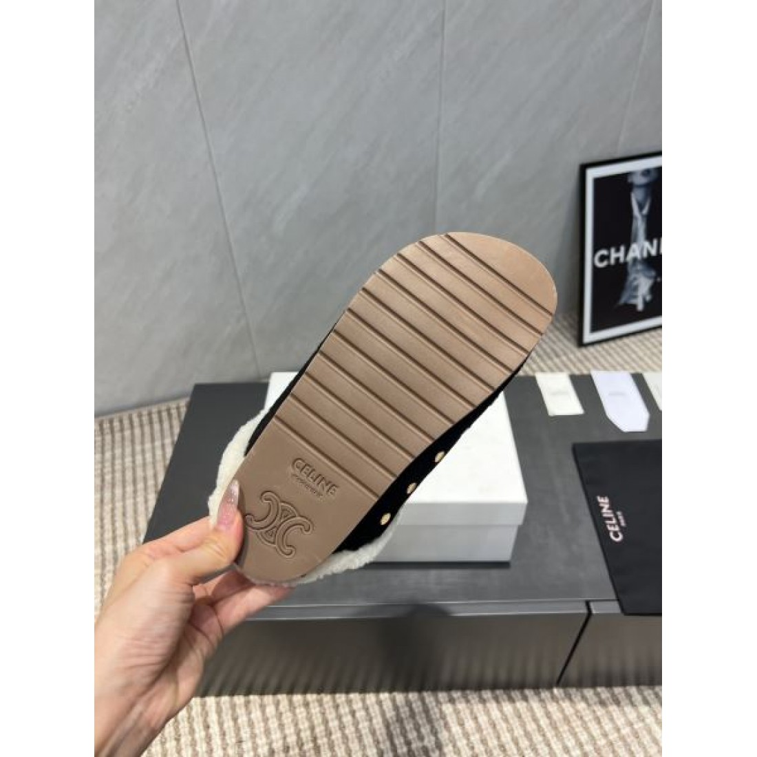 ファーライニングショートブーツ スエード調アッパー 厚底ソール CELINE セリーヌ コピー ショートブーツ ウィンタースタイル 2026新作