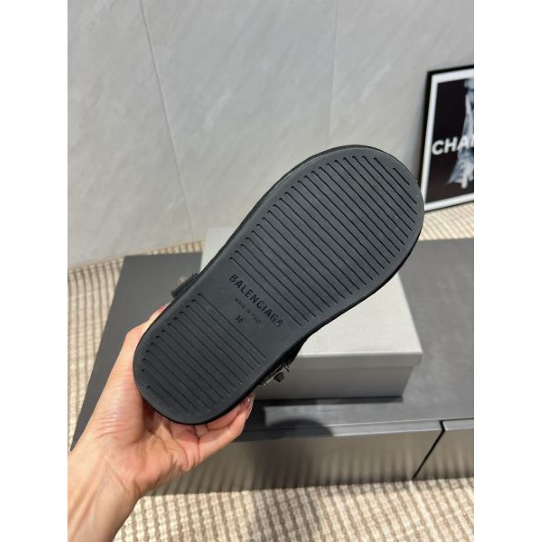 レザーバックルクロッグサンダル 厚底ミュール スエード調コンビ BALENCIAGA バレンシアガ コピー サンダル モードカジュアル 2026注目