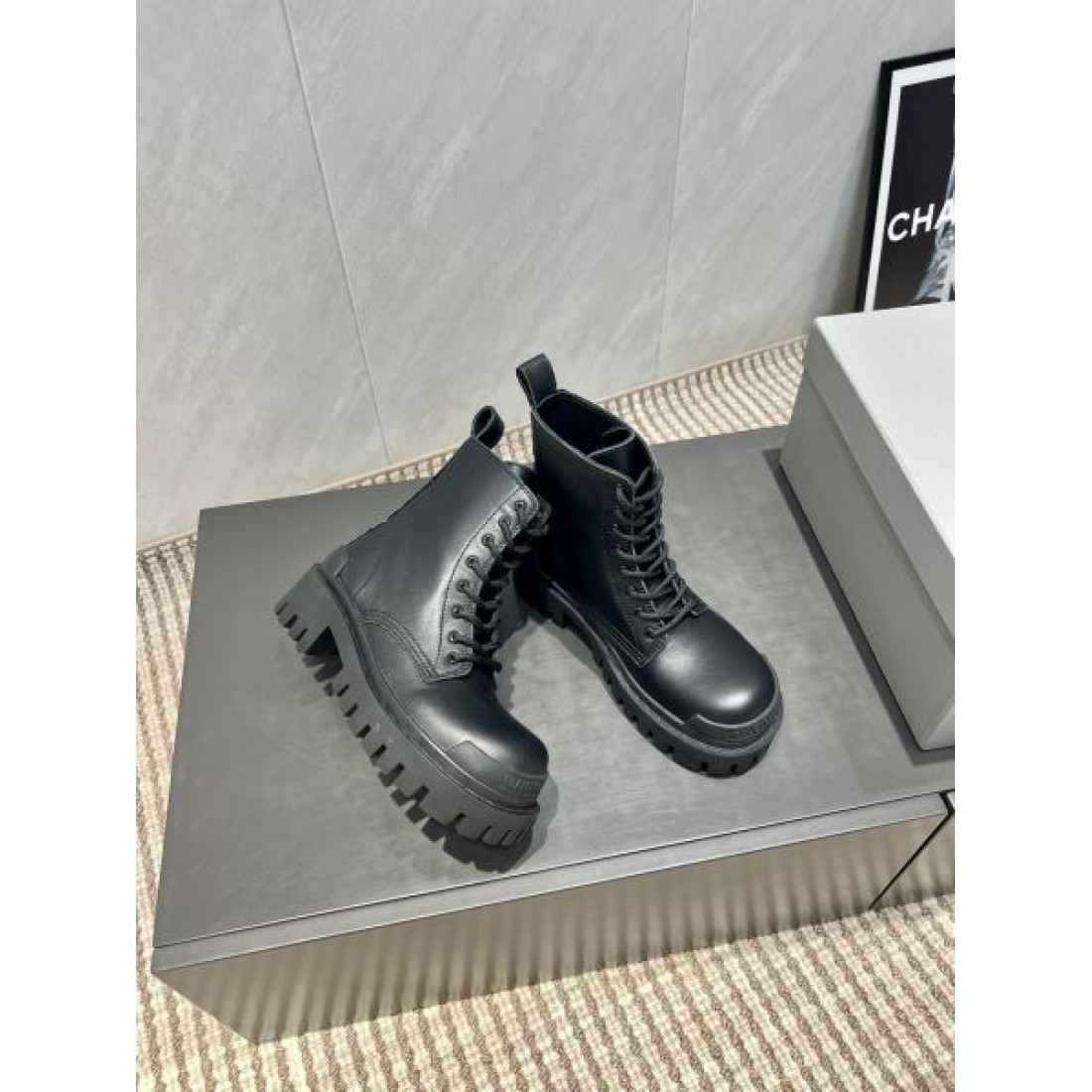 レースアップブーツ タフソール ミニマルデザイン ショート丈 BALENCIAGA バレンシアガ コピー ブーツ モードストリート 2026新作