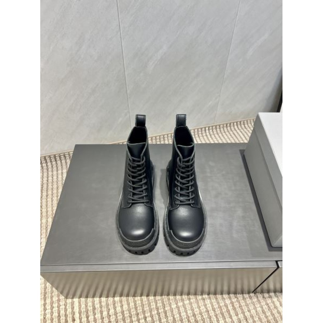 レースアップブーツ タフソール ミニマルデザイン ショート丈 BALENCIAGA バレンシアガ コピー ブーツ モードストリート 2026新作