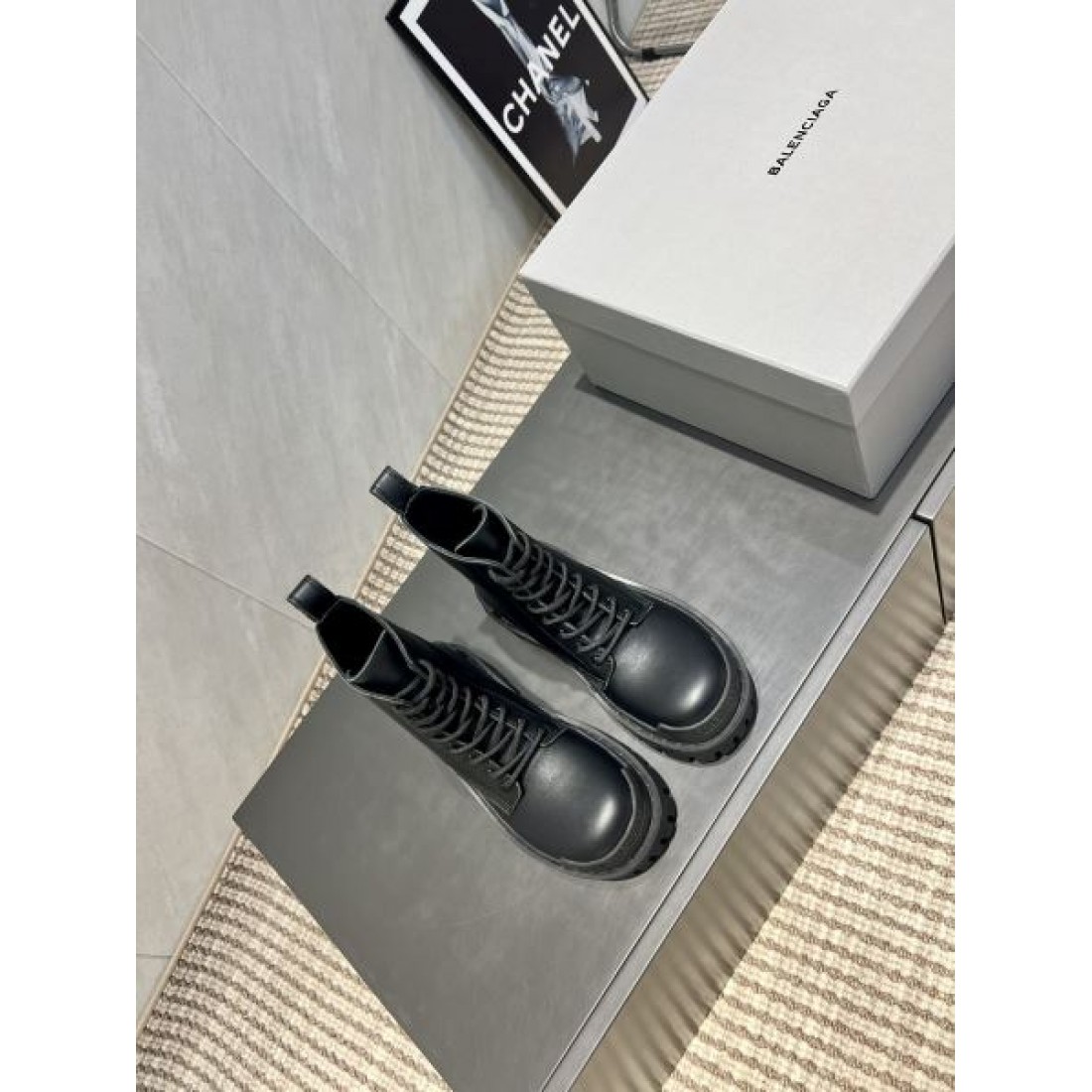 レースアップブーツ タフソール ミニマルデザイン ショート丈 BALENCIAGA バレンシアガ コピー ブーツ モードストリート 2026新作
