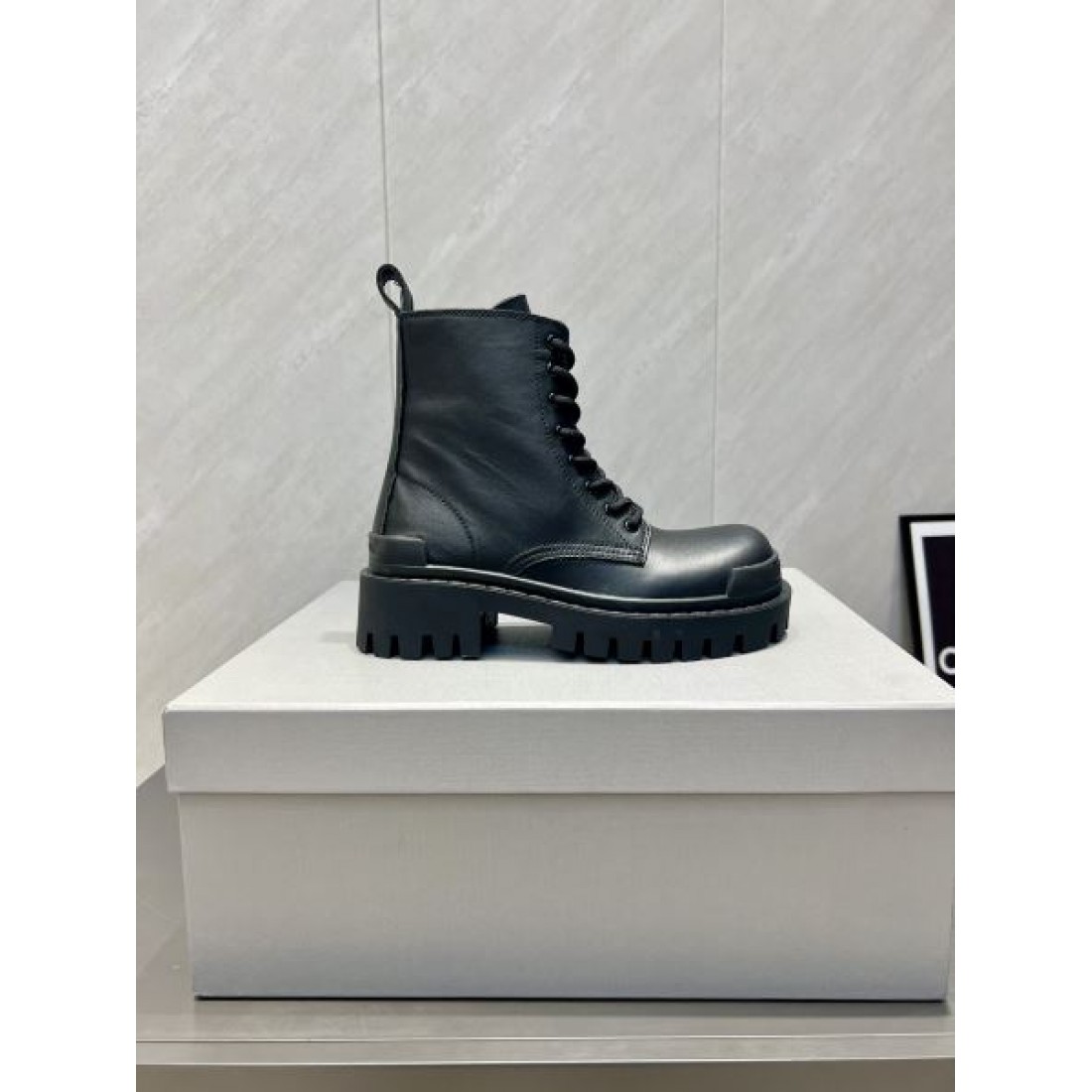レースアップブーツ タフソール ミニマルデザイン ショート丈 BALENCIAGA バレンシアガ コピー ブーツ モードストリート 2026新作