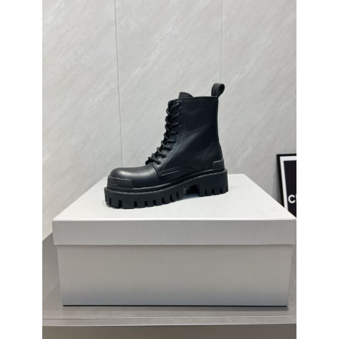 レースアップブーツ タフソール ミニマルデザイン ショート丈 BALENCIAGA バレンシアガ コピー ブーツ モードストリート 2026新作