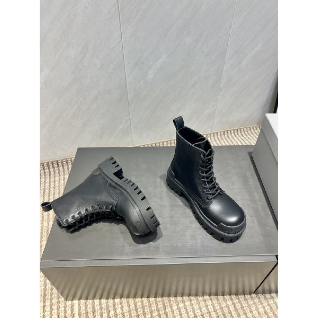 レースアップブーツ タフソール ミニマルデザイン ショート丈 BALENCIAGA バレンシアガ コピー ブーツ モードストリート 2026新作