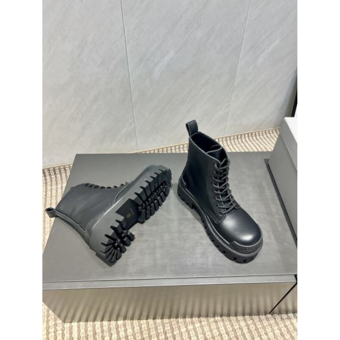 レースアップブーツ タフソール ミニマルデザイン ショート丈 BALENCIAGA バレンシアガ コピー ブーツ モードストリート 2026新作