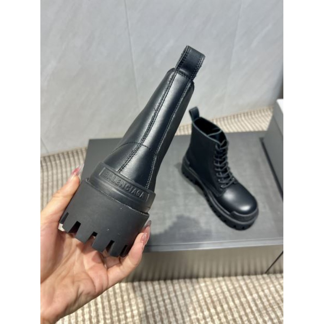 レースアップブーツ タフソール ミニマルデザイン ショート丈 BALENCIAGA バレンシアガ コピー ブーツ モードストリート 2026新作