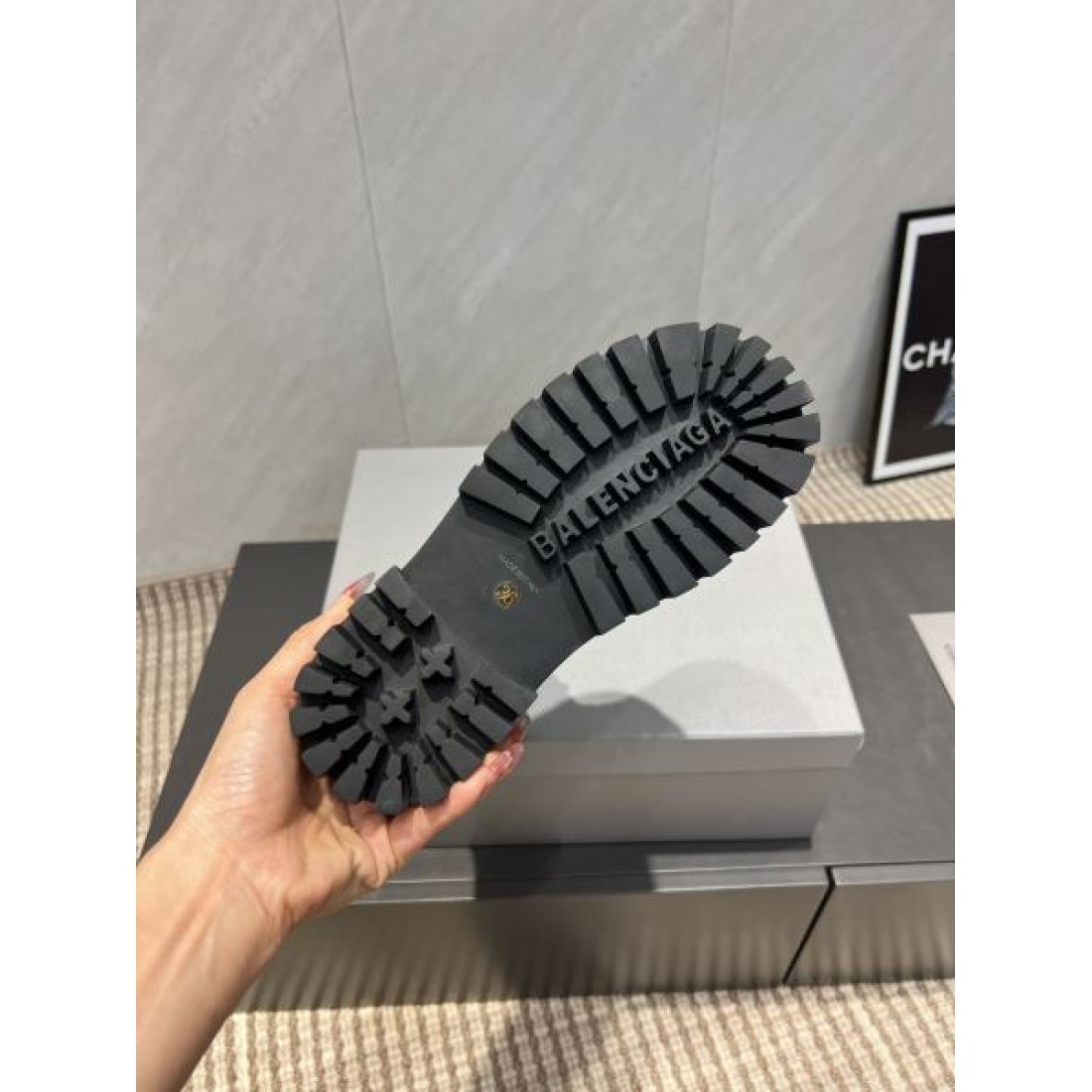 レースアップブーツ タフソール ミニマルデザイン ショート丈 BALENCIAGA バレンシアガ コピー ブーツ モードストリート 2026新作