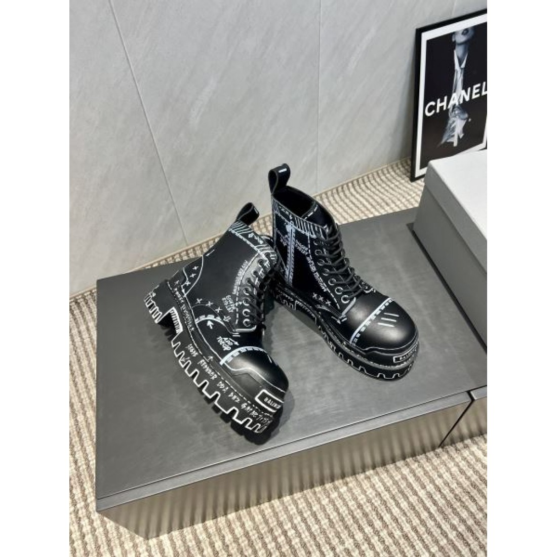 レースアップブーツ グラフィックプリント タフソール BALENCIAGA バレンシアガ コピー ブーツ ストリートモード 個性派デザイン 2026注目