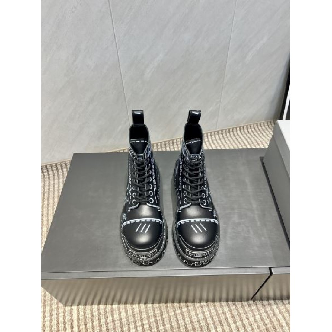 レースアップブーツ グラフィックプリント タフソール BALENCIAGA バレンシアガ コピー ブーツ ストリートモード 個性派デザイン 2026注目