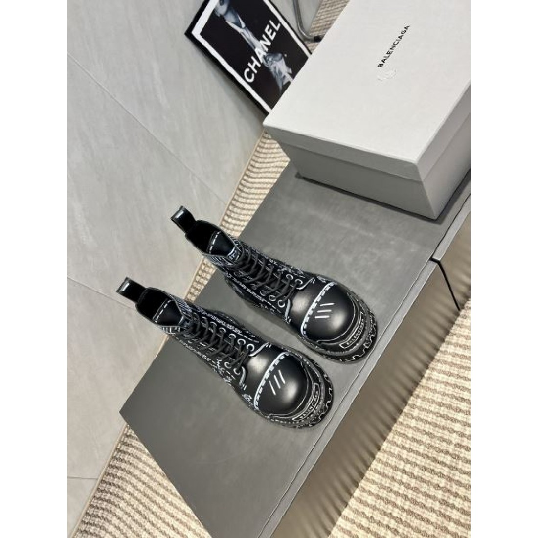 レースアップブーツ グラフィックプリント タフソール BALENCIAGA バレンシアガ コピー ブーツ ストリートモード 個性派デザイン 2026注目