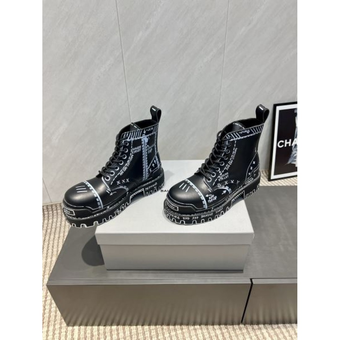 レースアップブーツ グラフィックプリント タフソール BALENCIAGA バレンシアガ コピー ブーツ ストリートモード 個性派デザイン 2026注目