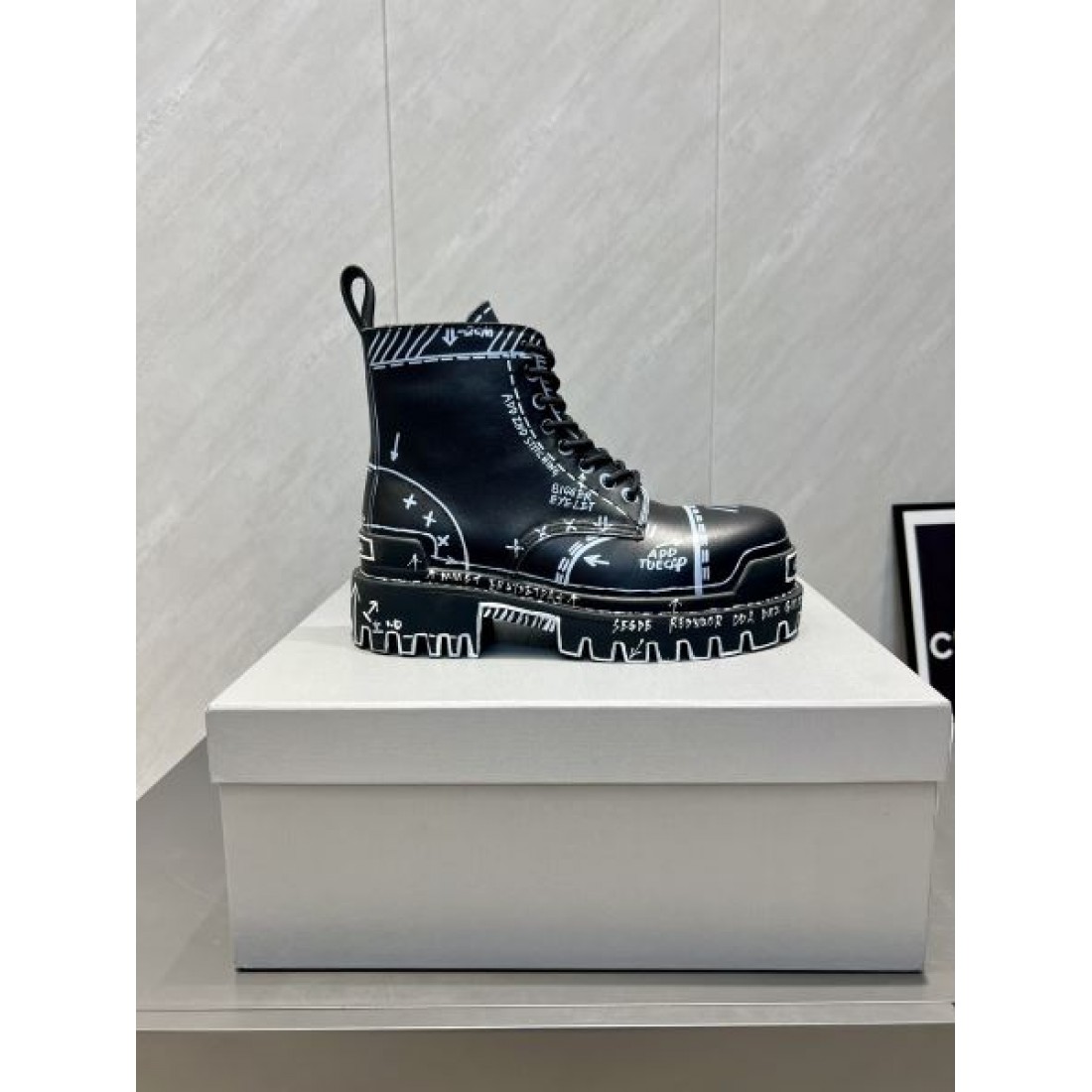 レースアップブーツ グラフィックプリント タフソール BALENCIAGA バレンシアガ コピー ブーツ ストリートモード 個性派デザイン 2026注目