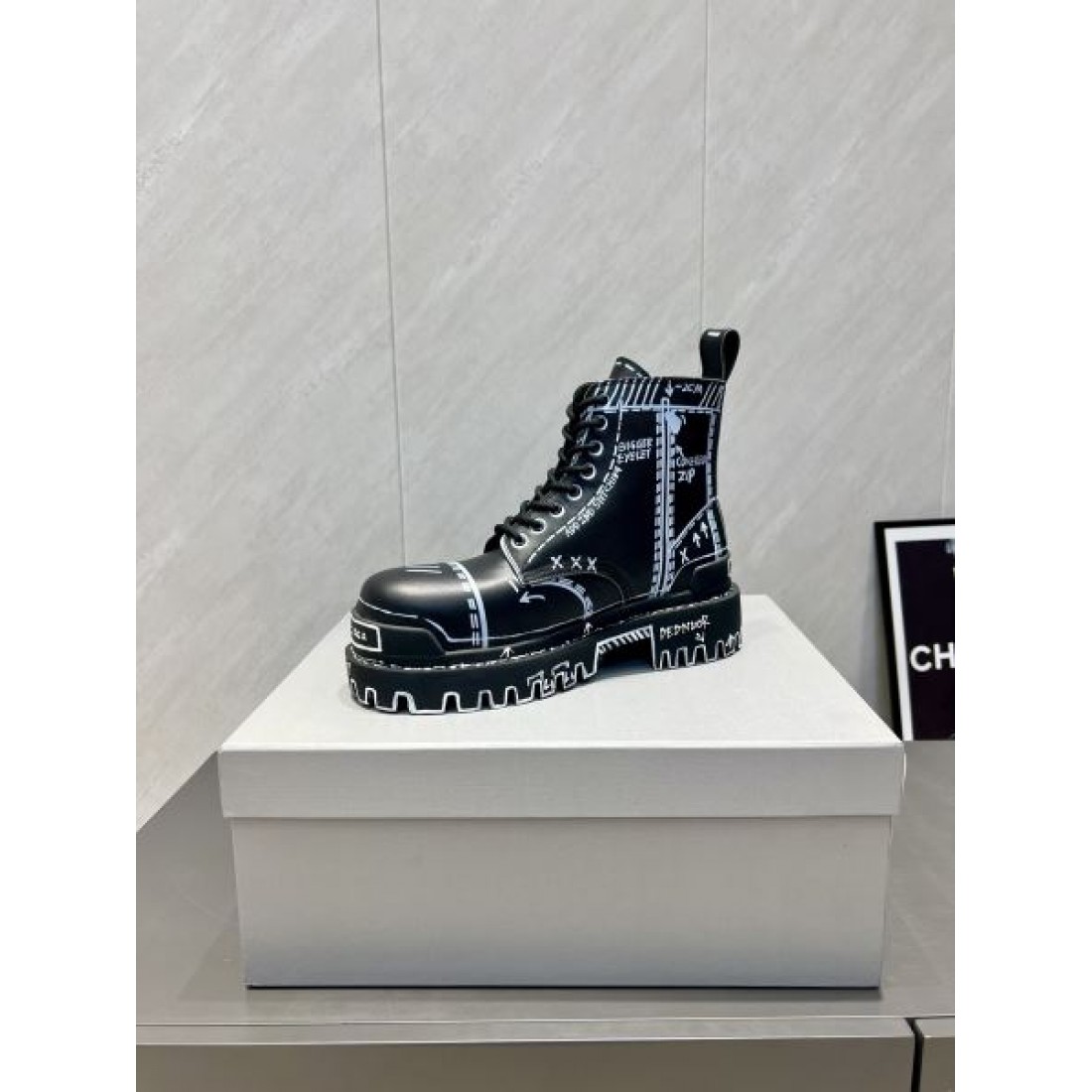 レースアップブーツ グラフィックプリント タフソール BALENCIAGA バレンシアガ コピー ブーツ ストリートモード 個性派デザイン 2026注目
