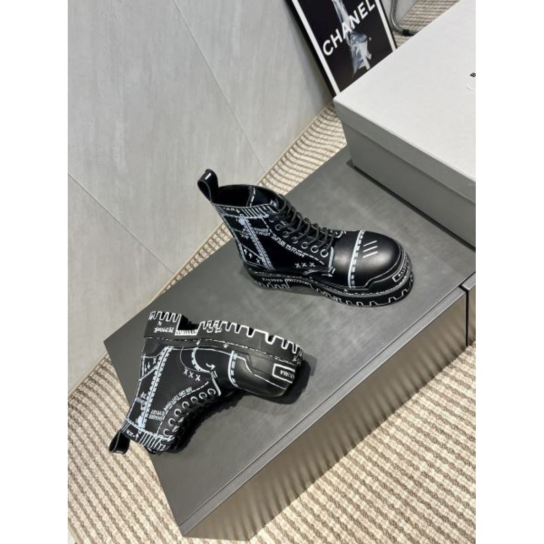 レースアップブーツ グラフィックプリント タフソール BALENCIAGA バレンシアガ コピー ブーツ ストリートモード 個性派デザイン 2026注目