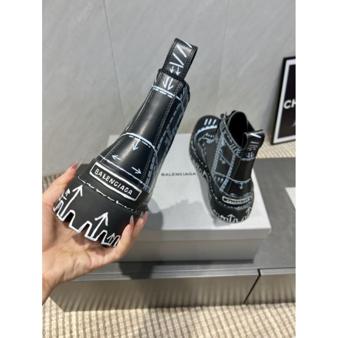 レースアップブーツ グラフィックプリント タフソール BALENCIAGA バレンシアガ コピー ブーツ ストリートモード 個性派デザイン 2026注目
