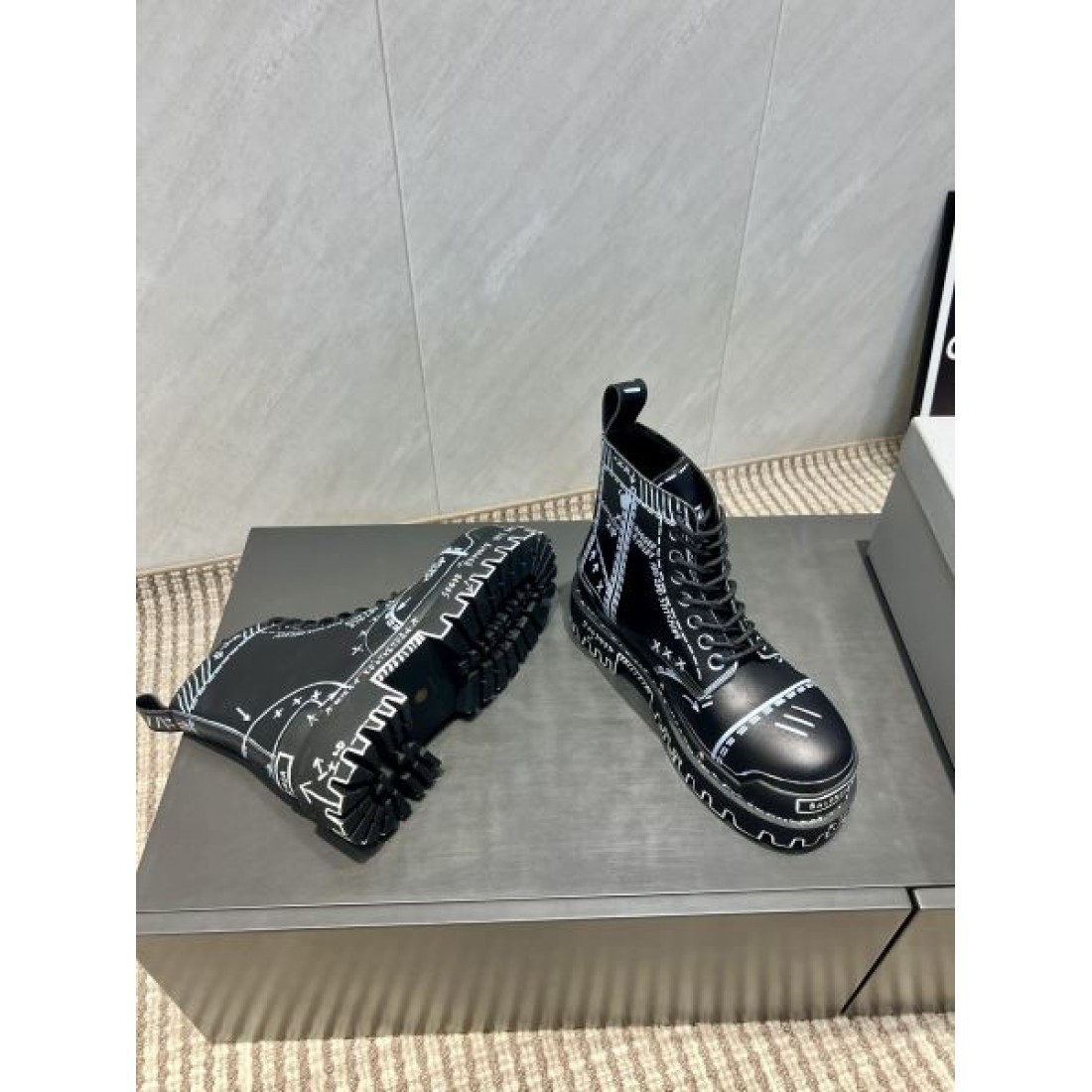 レースアップブーツ グラフィックプリント タフソール BALENCIAGA バレンシアガ コピー ブーツ ストリートモード 個性派デザイン 2026注目