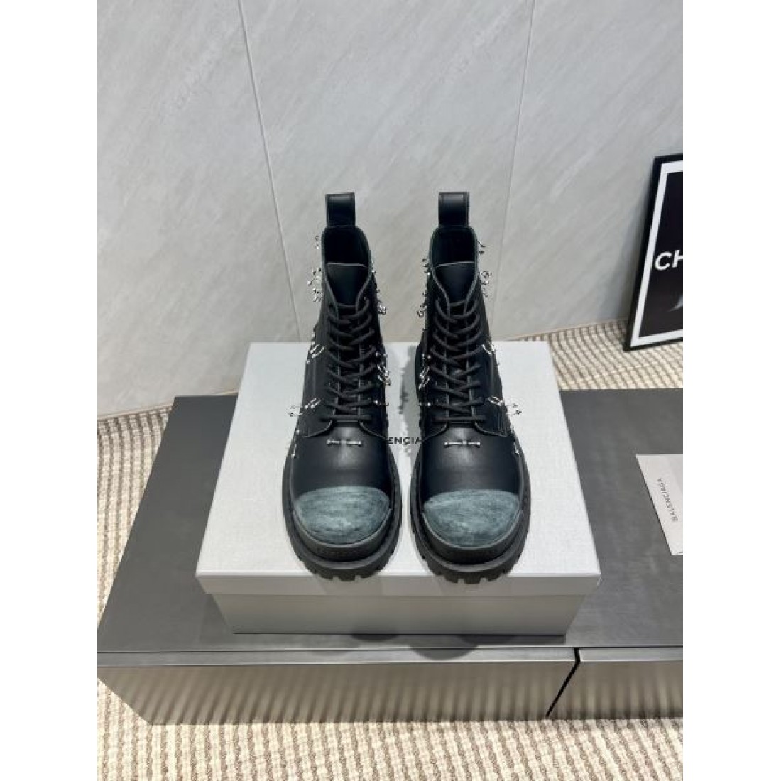 レースアップブーツ メタルディテール タフソール ショート丈 BALENCIAGA バレンシアガ コピー ブーツ ストリートモード 2026新作