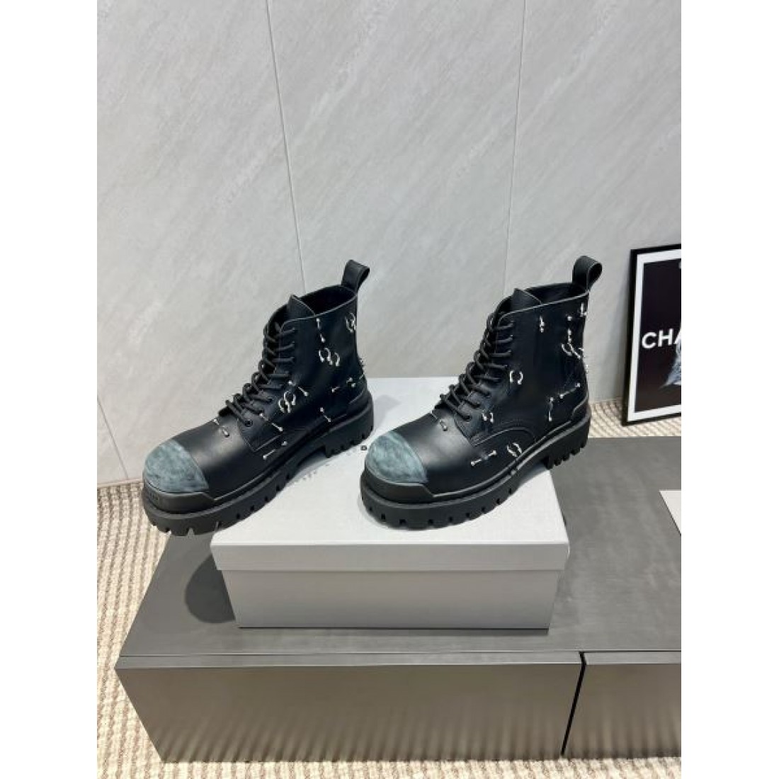 レースアップブーツ メタルディテール タフソール ショート丈 BALENCIAGA バレンシアガ コピー ブーツ ストリートモード 2026新作