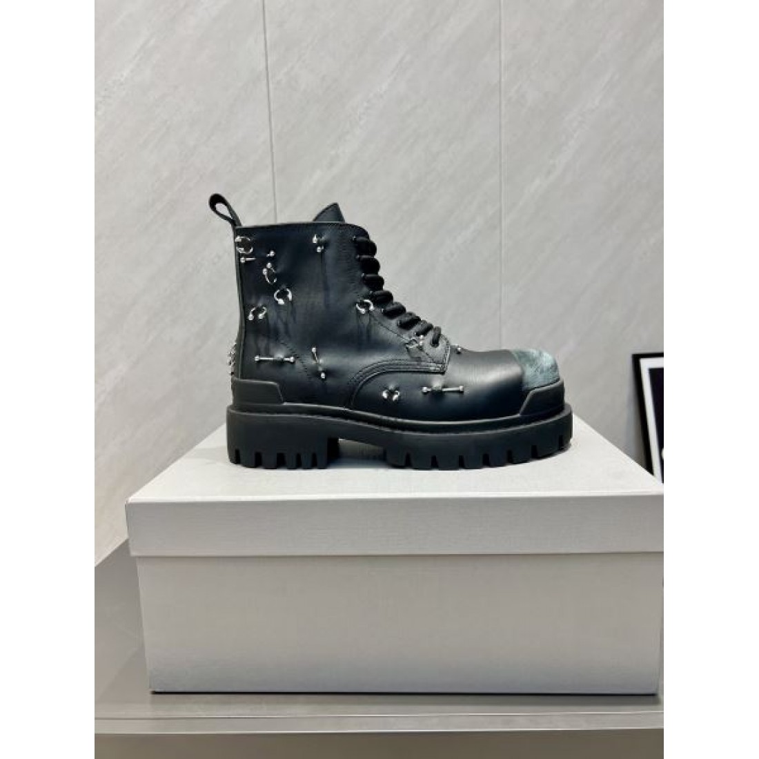 レースアップブーツ メタルディテール タフソール ショート丈 BALENCIAGA バレンシアガ コピー ブーツ ストリートモード 2026新作