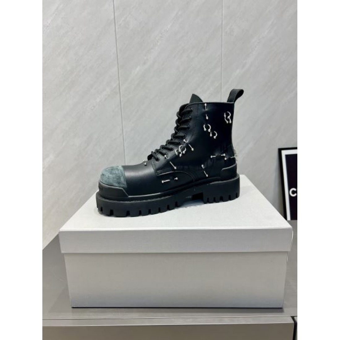 レースアップブーツ メタルディテール タフソール ショート丈 BALENCIAGA バレンシアガ コピー ブーツ ストリートモード 2026新作