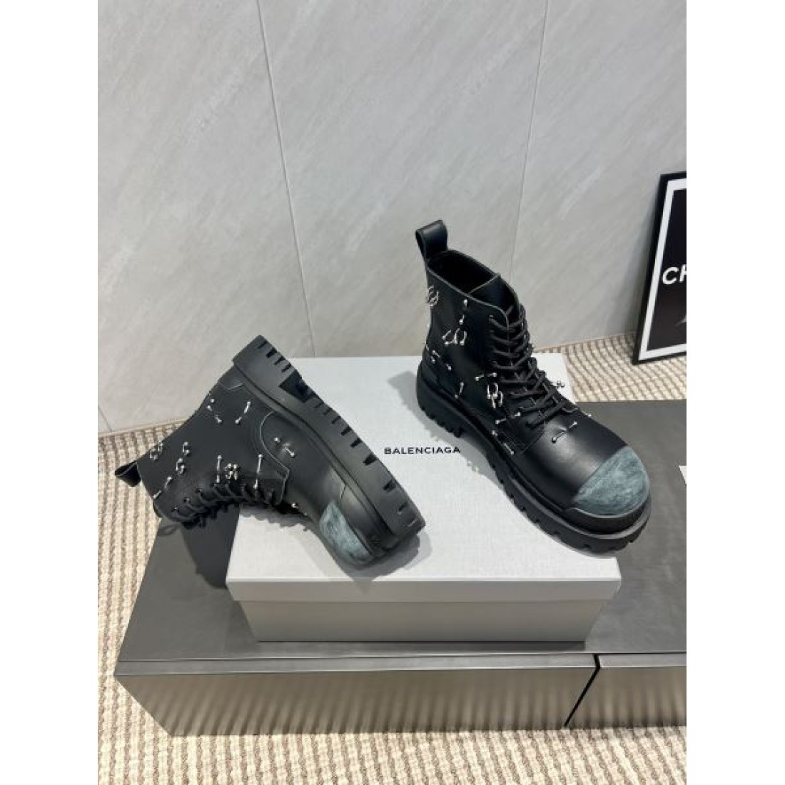 レースアップブーツ メタルディテール タフソール ショート丈 BALENCIAGA バレンシアガ コピー ブーツ ストリートモード 2026新作