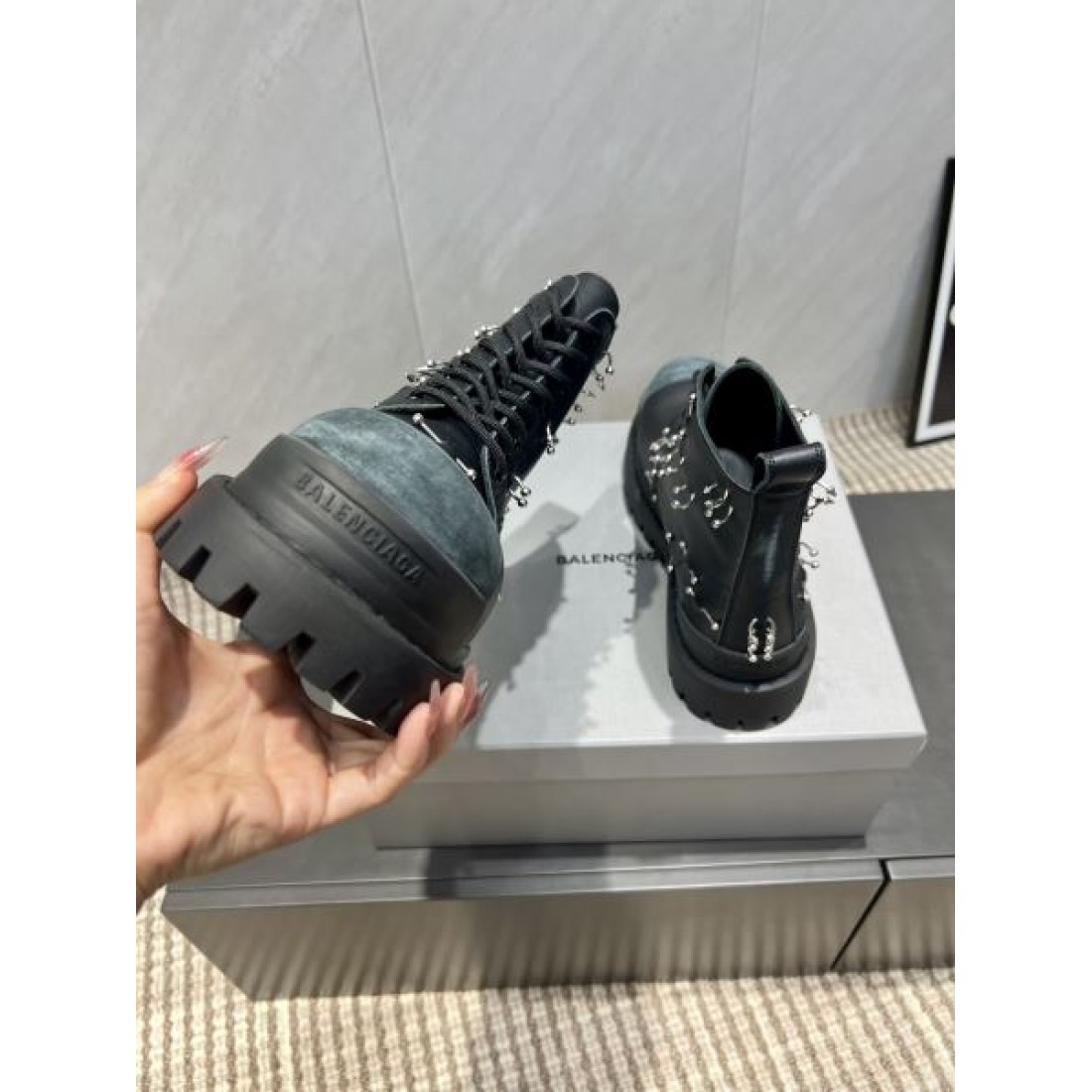 レースアップブーツ メタルディテール タフソール ショート丈 BALENCIAGA バレンシアガ コピー ブーツ ストリートモード 2026新作