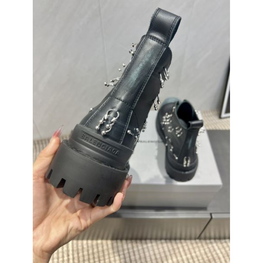 レースアップブーツ メタルディテール タフソール ショート丈 BALENCIAGA バレンシアガ コピー ブーツ ストリートモード 2026新作