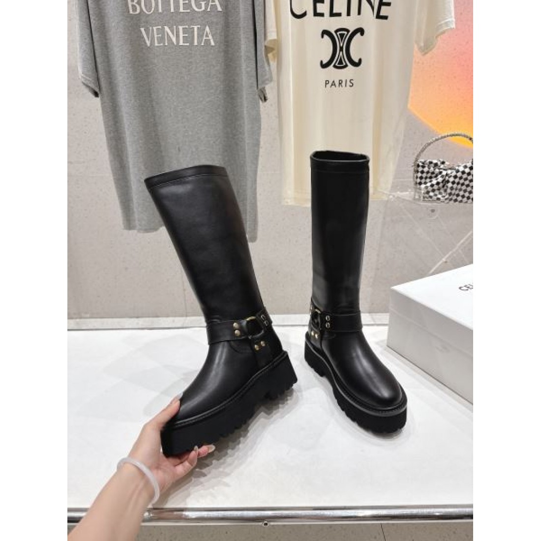 レザーブーツ バックルデザイン 厚底ソール CELINE セリーヌ コピー ショートブーツ モードストリート こなれ見え