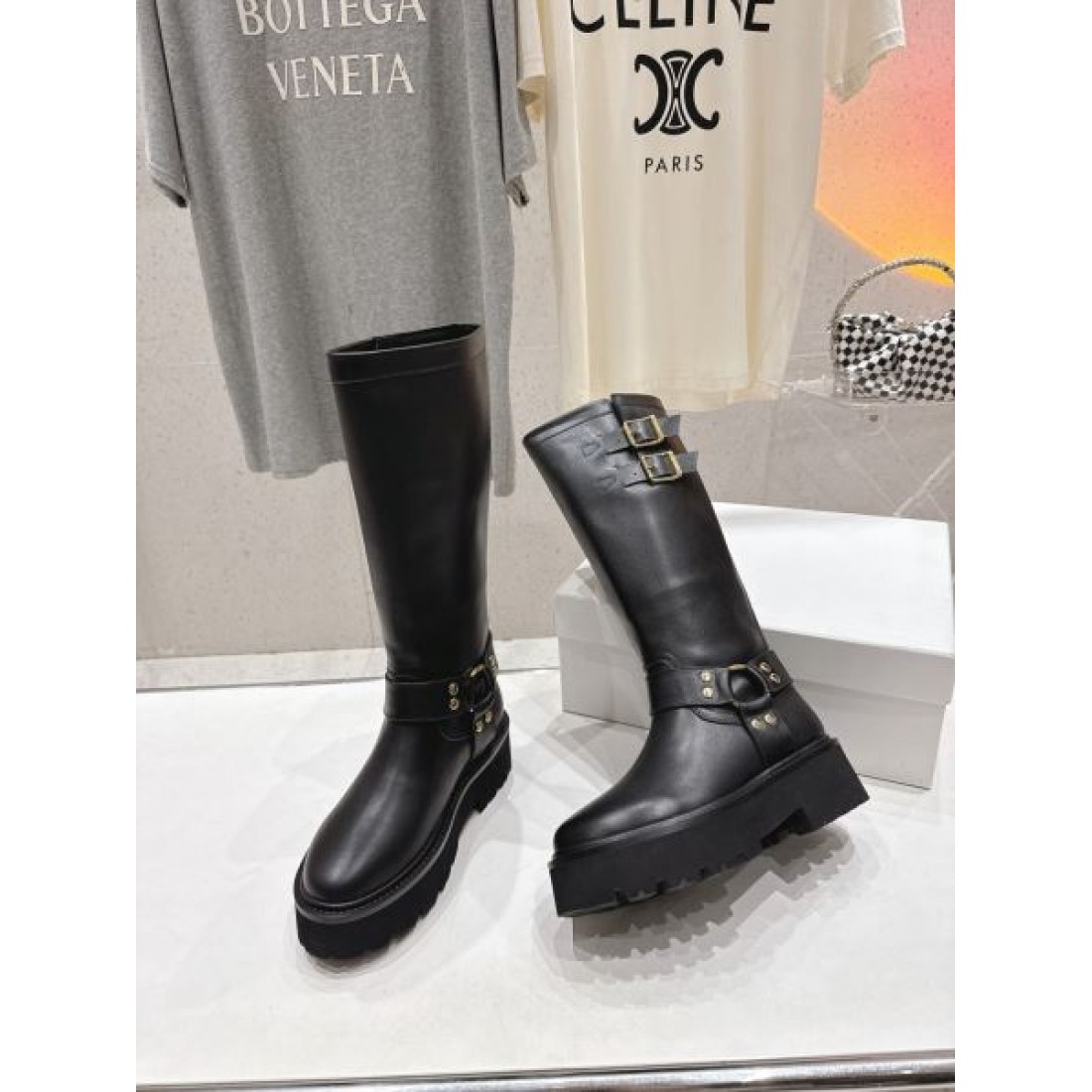 レザーブーツ バックルデザイン 厚底ソール CELINE セリーヌ コピー ショートブーツ モードストリート こなれ見え
